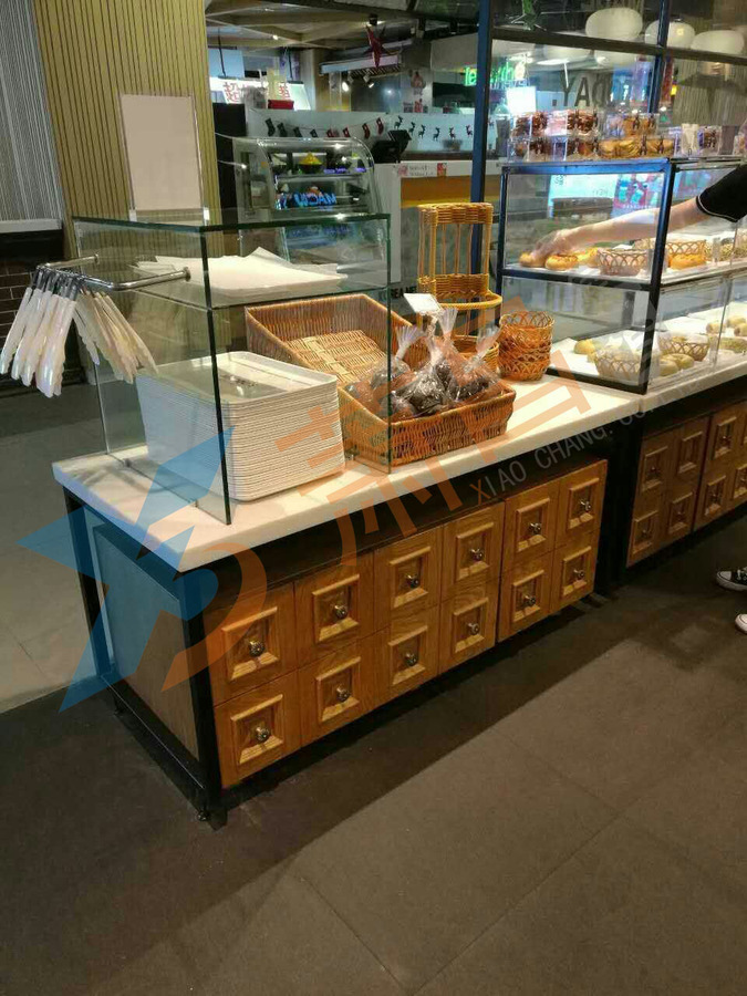面包餐盘展示柜台